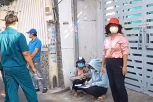 Bí thư Đảng ủy, kiêm Chủ tịch UBND phường 4 (áo hồng) yêu cầu lập biên bản, kiểm tra 2 thành viên trong tổ tuần tra kiểm soát Công an TP. Vũng Tàu.