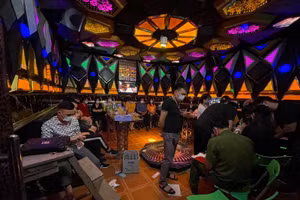 Cơ quan chức năng tiến hành kiểm tra, phát hiện 13 nam nữ tụ tập hát hò giữa mùa dịch tại quán karaoke Nhà Sàn. Ảnh: Công an TP. Sơn La.