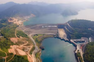 Toàn cảnh công trình nhà máy thủy điện Hòa Bình mở rộng. Ảnh: Người Đưa Tin.