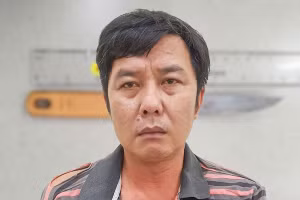 Đối tượng Quách Thái cùng hung khí gây án. Ảnh: Công an Cần Thơ.