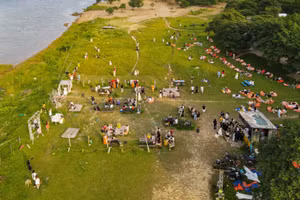 Nhiều người tụ tập tại bãi đá sông Hồng giữa lúc dịch bệnh Covid-19 đang diễn biến phức tạp.