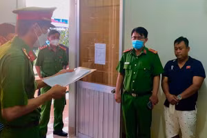 Tạm giữ hình sự cán bộ Tổ quản lý Đô thị - Xây dựng phường nhận hối lộ