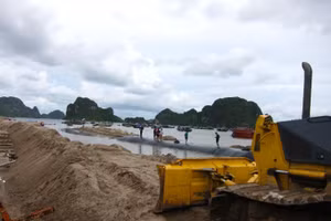 Quá trình thi công dự án cải tạo nâng cấp đường Trần Quốc Nghiễn. Ảnh: Công an Quảng Ninh.