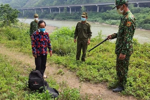 Bà Lầu Thị Má bị cơ quan chức năng bắt giữ khi vượt biên trái phép vào Việt Nam. Ảnh: Trung Dũng.