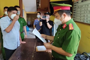 Phòng Cảnh sát kinh tế đọc lệnh bắt tạm giam bị can Hải. Ảnh: Bình Minh.