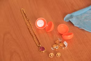 Số tài sản ông Lê Đức Tiến nhặt được trong quá trình thu mua phế liệu. Ảnh: Minh Phương.