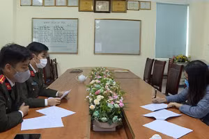 Cơ quan chức năng làm việc với cô gái đăng tải thông tin chữa Covid-19 bằng chanh và khăn lạnh.