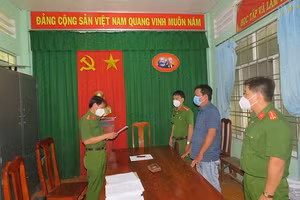 Cơ quan chức năng đọc các quyết định khởi tố, bắt tạm giam đối với Trần Quốc Vinh.