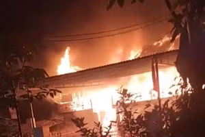 Hiện trường vụ hoả hoạn khiến căn nhà sàn bị thiêu rụi.