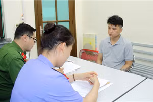 Đối tượng Đoàn Văn Trường làm việc với cơ quan chức năng. Ảnh: Công an Lào Cai.