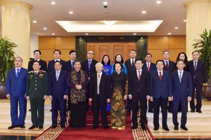 Tổng Bí thư trao Quyết định nghỉ chế độ cho 6 Ủy viên Bộ Chính trị khóa XII không tái cử khóa XIII