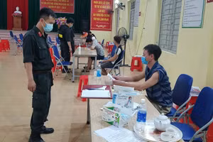 Cơ quan chức năng làm việc với các cá nhân vi phạm quy định phòng chống dịch.