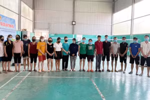 Các đối tượng có hành vi tụ tập đánh bạc. Ảnh: Công an Cao Bằng.