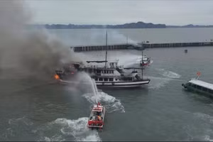 Lực lượng chức năng tiến hành dập tắt vụ hoả hoạn. Ảnh: Tr. Đức.