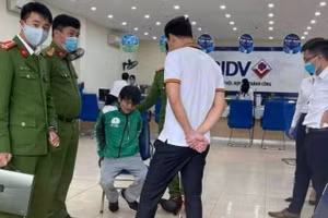 Đối tượng có hành vi cướp ngân hàng BIDV bị khống chế, bắt giữ.