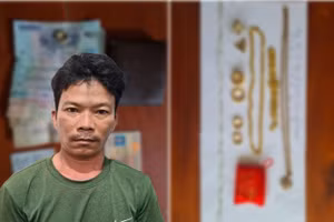 Đối tương Trần Thanh Nhàn cùng tang vật của vụ án.