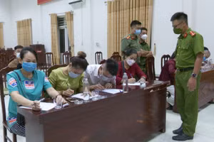 Nhóm người tụ tập hầu đồng trong mùa dịch làm việc tại cơ quan chức năng. 