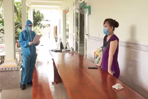 Cơ quan CSĐT Công an huyện Châu Thành A tống đạt
quyết định khởi tố bị can và thi hành lệnh bắt bị can để tạm giam đối với Nguyễn Thị Thu Hương. Ảnh: Công an Hậu Giang.