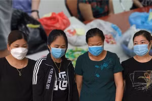 4 đối tượng cùng tang vật của vụ án tại cơ quan chức năng. Ảnh: Công an Cao Bằng.