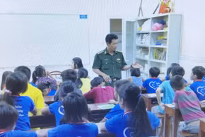 “Bên sóng” – hành trình “gieo chữ” của những thầy giáo mang “quân hàm xanh” 