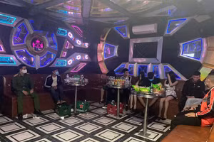 Bất chấp lệnh cấm, quán karaoke Thu Thuỷ vẫn lén lút đón hàng chục lượt khách.
