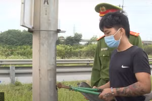 Một đối tượng thực hiện lại hành vi phạm tội. Ảnh: Công an Bắc Ninh.