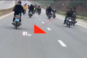 Hình ảnh ghi lại nhóm thanh niên điều khiển xe máy với tốc độ 81km/h. Ảnh: Công an Yên Bái