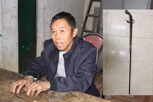 Lào Cai: Say rượu, chồng dùng súng tự chế bắn vợ trọng thương