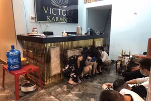 Nhóm đối tượng có hành vi sử dụng ma túy tại quán karaoke. Ảnh: Công an Quảng Ninh.