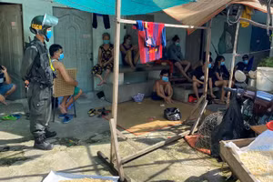 Nhóm người tụ tập đánh bài ăn tiền giữa mùa dịch bị cơ quan chức năng phát hiện. Ảnh: L.A.