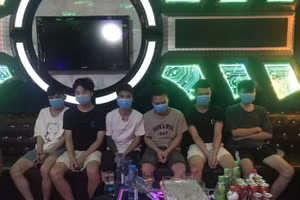 Các đối tượng có hành vi sử dụng ma tuý tại quán hát. Ảnh: Công an Quảng Bình.