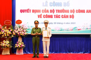 Thứ trưởng Bộ Công an Lê Quý Vương trao Quyết định cho đồng chí Bùi Duy Hưng.
