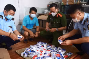 Cơ quan chức năng thu giữ hàng trăm hộp thuốc điều trị Covid-19 không rõ nguồn gốc xuất xứ. Ảnh: Công an Hà Nội.