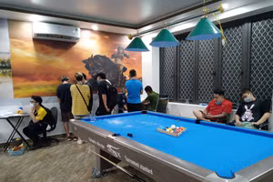 Bất chấp dịch bệnh, chủ quán bi-a mở cửa đón 19 khách vào chơi