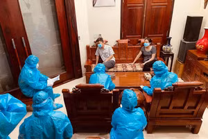 Cơ quan chức năng làm việc với vợ chồng ông N.V.H.