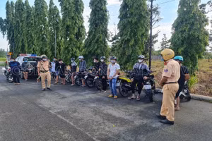 Nhóm đối tượng có hành vi tụ tập đua xe bị cơ quan chức năng bắt giữ. Ảnh: Công an Đồng Nai.