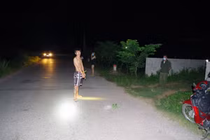 Đối tượng Nông Văn Toản tại hiện trường vụ việc. Ảnh: Công an Bắc Giang.