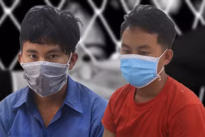 Hoàng A Páo (trái) và Hoàng A Vừ tại cơ quan chức năng. Ảnh: Công an Cao Bằng.