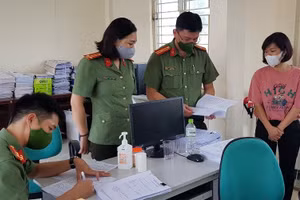 Cơ quan chức năng khám xét nơi làm việc của nhóm đối tượng. Ảnh: Công an Lạng Sơn.