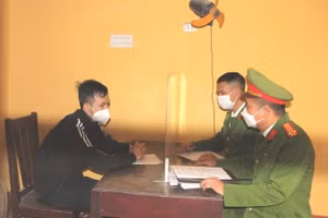 Cơ quan chức năng làm việc với đối tượng Nguyễn Huy Thông.