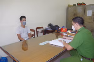 Đối tượng Nguyễn Thanh Tuấn tại cơ quan điều tra. Ảnh: Công an Thái Nguyên.