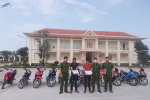 Hai đối tượng cùng tang vật của vụ án tại cơ quan chức năng. Ảnh: Công an Quảng Bình.