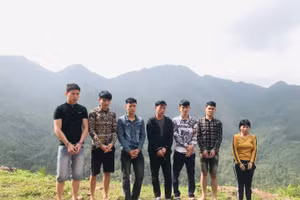 Nhóm đối tượng tổ chức đưa người xuất cảnh trái phép bị bắt khi đang trên đường đưa người vượt biên. Ảnh: Công an Quảng Ninh.