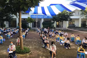 Tổ chức tiêm chủng tại 1 trường cấp 2 ổ huyện Nhà Bè. Ảnh: HCDC.