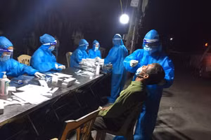 Lực lượng y tế lấy mẫu xét nghiệm cho người dân ở Thái Bình. Ảnh: Sở Y tế Thái Bình.