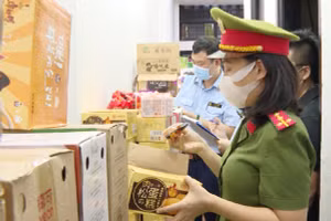 Lực lượng chức năng kiểm tra kho hàng. Ảnh: Công an Thanh Hoá.