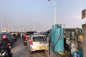 5 ô tô va chạm liên hoàn, cầu Vĩnh Tuy ùn tắc kéo dài