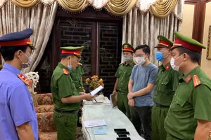 Cơ quan điều tra đọc lệnh khởi tố, bắt giam Tống Phước Hoàng Hưng. Ảnh: Anh Vũ.