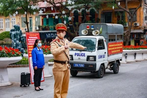 Cảnh sát giao thông phân luồng, tránh ùn tắc tại trước cửa Nhà thờ lớn. Ảnh: Báo Kinh tế Đô thị.