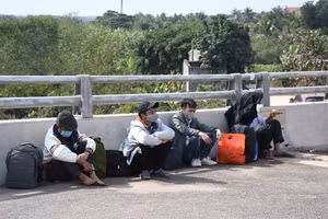 2 ô tô chở 5 người “né” chốt kiểm soát dịch Covid-19 để vào Hải Phòng